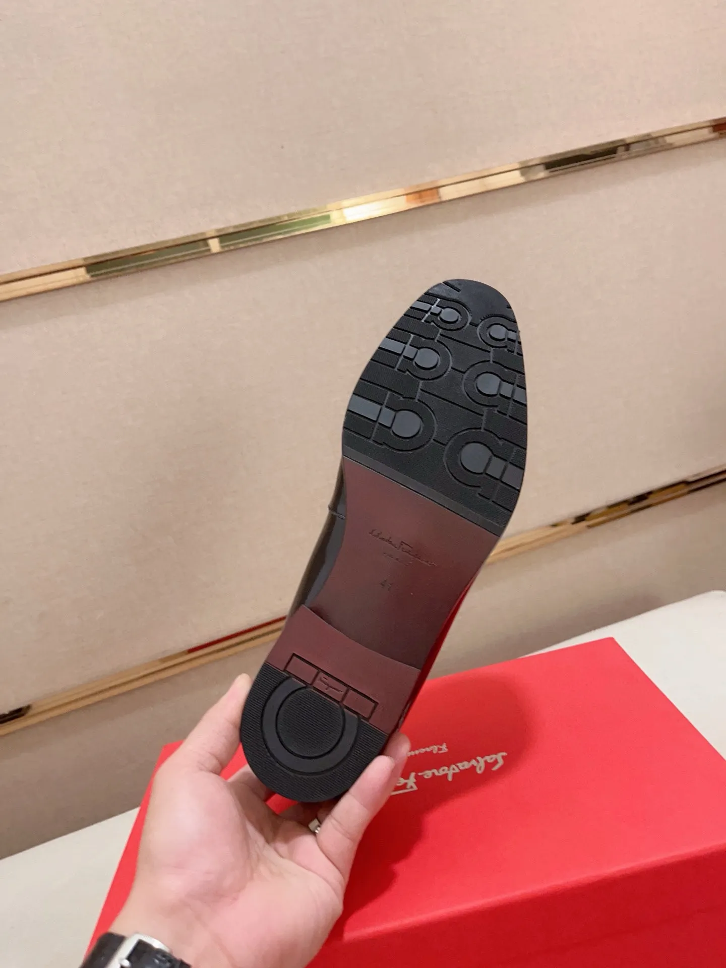 Men's shoes💰: 520💰 High version Ferragamo quality! 🆕🆕Exclusive hot-selling products in stock🔥🔥New products on the shelves, high-quality shoes, high-end driving shoes, with complete packaging! 💪 💪 Material: imported patented cowhide 🐂 + imported high-quality water-dyed cowhide lining + wear-resistant outsole 👍🏻👍🏻 Features: high-end and comfortable, purely handmade 🚀 🚀 Create the perfect shoes that suit you best 🔥 🔥 Size: (38-44) Can be customized 45 non-returnable!
